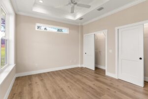 bedroom with high ceilling and laminate flooring