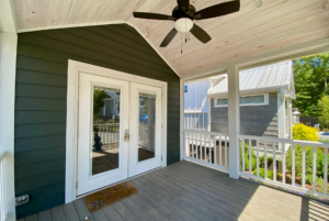 Covered front porch and screened in with ceilling fan.