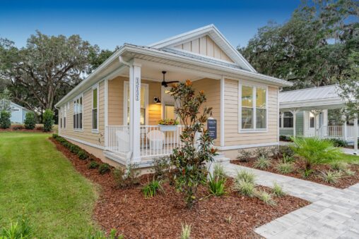 front yard of small cottage home for sale in central florida