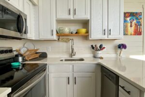 U shaped kitchen with breakfast counter