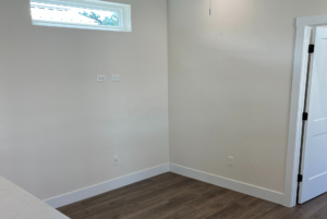 Bedroom with high ceilling and natural light