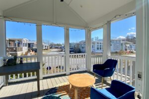 Covered porch with view on the street